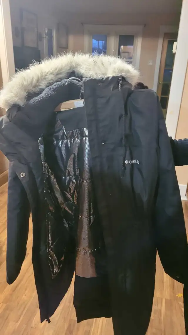 Columbia Winter Coat in Women's - Tops & Outerwear in Sarnia - Image 5