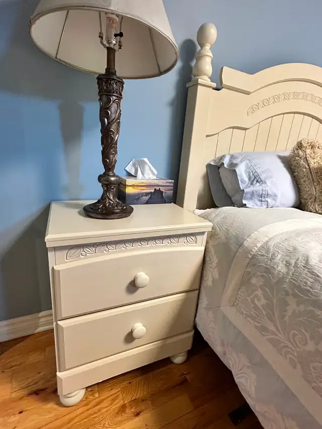 Set de chambre en bois blanc/creme in Beds & Mattresses in Longueuil / South Shore - Image 4