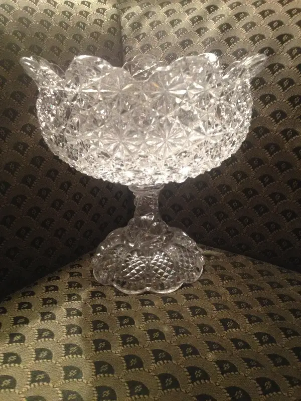 Pedestal Crystal pinwheel fruit bowl in Kitchen & Dining Wares in City of Montréal - Image 2