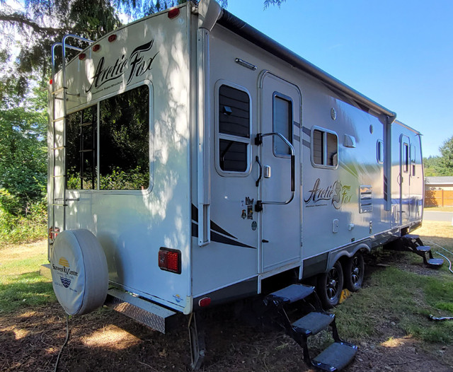 2017 Arctic Fox 25Y For Sale in Travel Trailers & Campers in Comox / Courtenay / Cumberland - Image 2