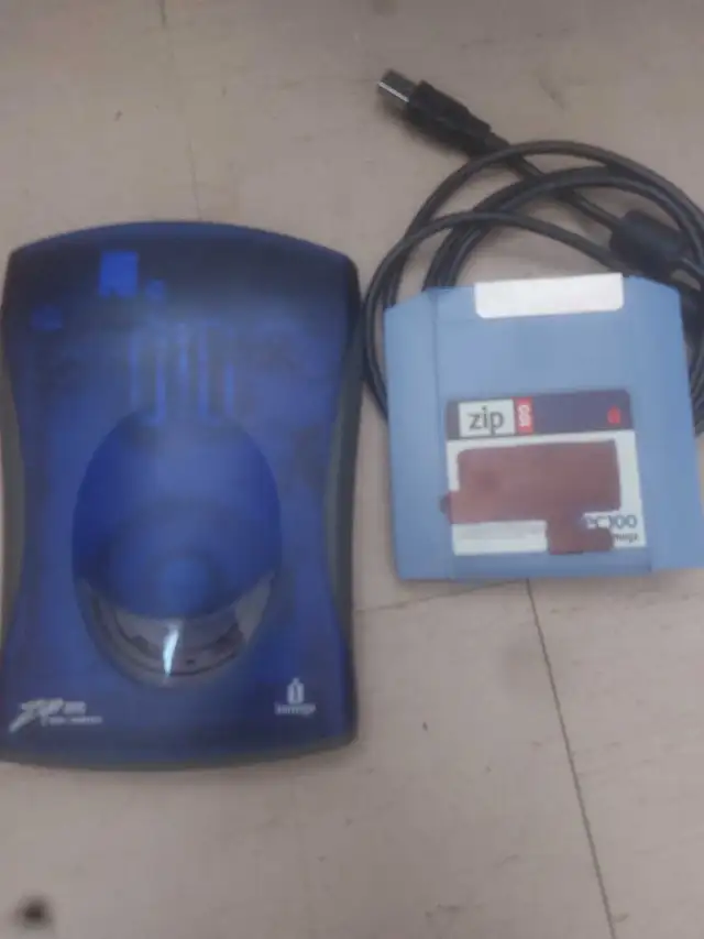Iomega Zip 250 - Zip Disc Drive in Other in City of Toronto - Image 2