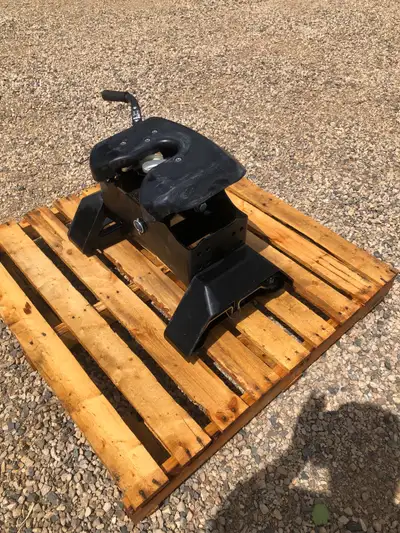 GMC / Chev 2022 5th Wheel Hitch Heavy Duty Quick Mount Used very little No longer needed