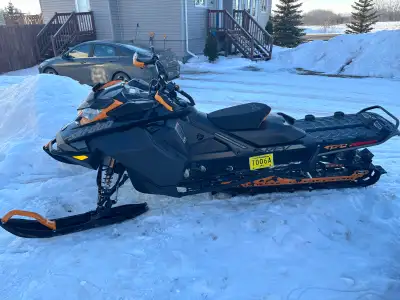 1400km runs perfect. Comes with gas tank and bag for clips on the back. Has lug missing nothing bad