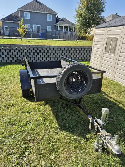 Remorque de 4 x 8 pieds pouvant recevoir des planches de cette dimension. Nécessite une boule de rem...