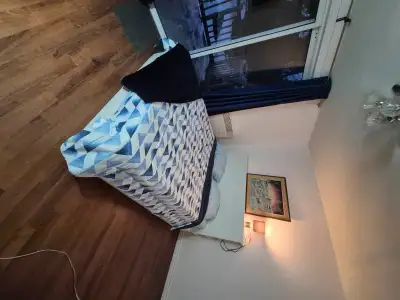 Grande chambre spacieuse et lumineuse à louer dans une maison calme et bien entretenue, située dans...