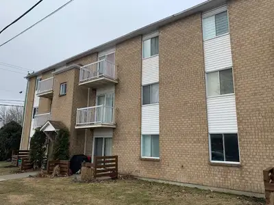 Grand logement (4 1/2) et rafraichi, à louer pour le 15 février 2026, dans un 12 plex tranquille et...