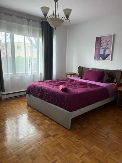 Je suis ravie que cette chambre ait retenu votre attention ! Le logement est situé au 6912, avenue L...