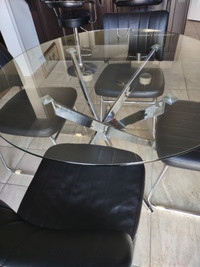 Round Glass Kitchen Table and 4 chairs