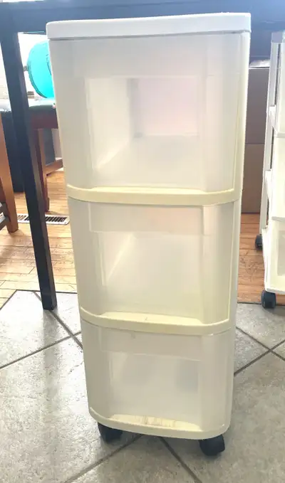 This is a Sterilite 3 Drawer Storage Unit on casters. In good condition but needs some cleaning. 26...