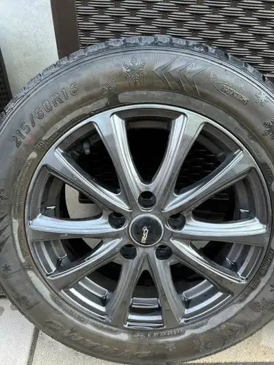 Je vent un set de roue d’hiver de grandeur 215/60R16 avec rims 16 pouces etait sur un 2017 Mazda CX-...