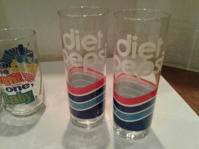 VINTAGE 1970'S PEPSI AND DIET PEPSI DRINKING GLASSES in Arts & Collectibles in Kawartha Lakes - Image 3