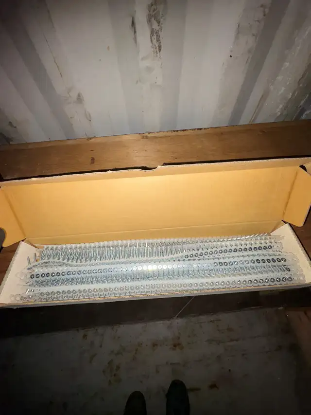 6 Boxes of #6 1-1/4" Self Drilling Zinc Plated Collated Screws in Other in Oakville / Halton Region - Image 3