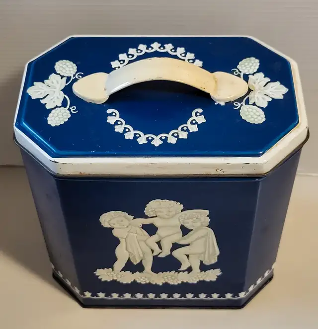 Rare Vintage Huntley & Palmers Ltd. Wedgwood Caddy Biscuit Tin in Arts & Collectibles in Oshawa / Durham Region - Image 3