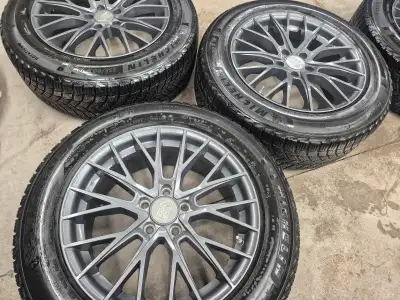 Came off a Acura suv. Bolt pattern is 5x114.3 and bore size is 67.01mm. it will fit Honda, Toyota, N...
