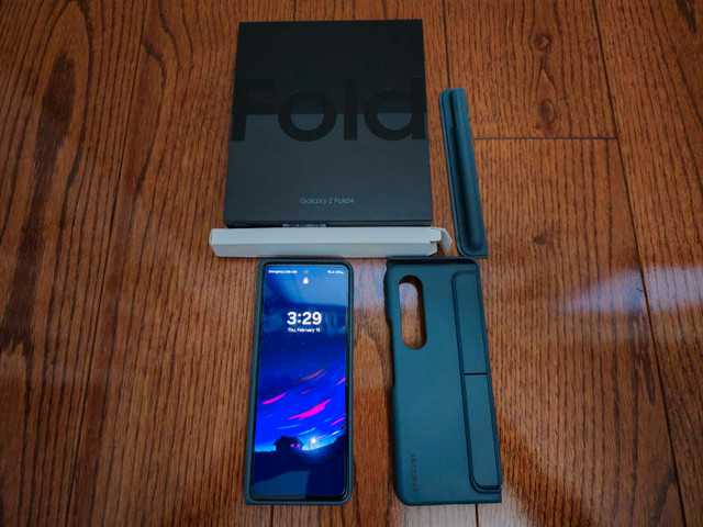 Samsung Galaxy Z Fold 4 512 GB in Graygreen w/ 2 official cases in Cell Phones in Mississauga / Peel Region