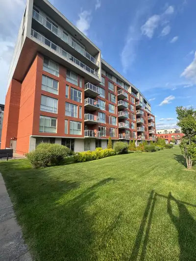 Modern Condo for Rent in TMR/Condo moderne à louer à VMR