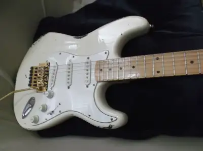Squier strat avec locking trem MIK 1989 one piece neck touche tres basse=facile a jouer