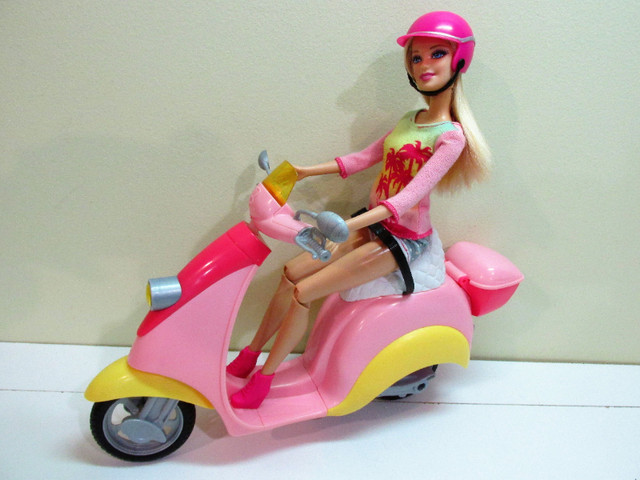 Barbie en scooter apporte une bouteille d'eau et un kodak dans Jouets et jeux  à Sherbrooke - Image 2