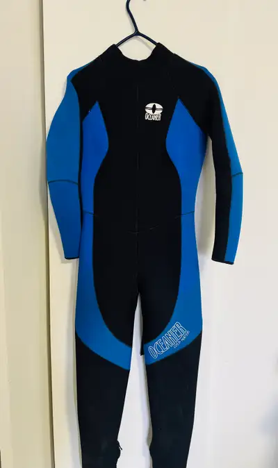 Like-new women’s wetsuit set: 7mm full-body suit and 7mm shorty. Can be worn together for extra warm...