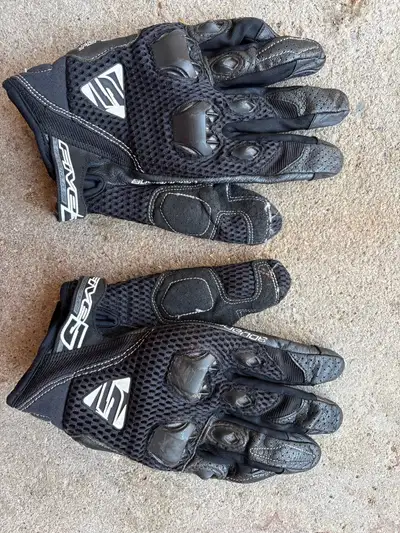 XXL gloves for sale. Good condition Call or text Jeff at 519-639-8228