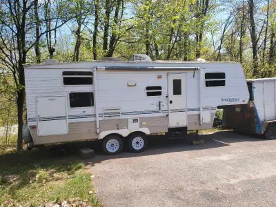 Explorez les grand espaces avec cette fiftweel 24' parfaite pour des voyages en famille ou entre ami...