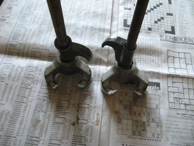 Macpherson strut spring compressor tool. in Hand Tools in Laval / North Shore - Image 6