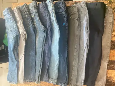 Lot de pantalons jeans et autres modèles propre en bon état pour garçons de 4 - 5 ans