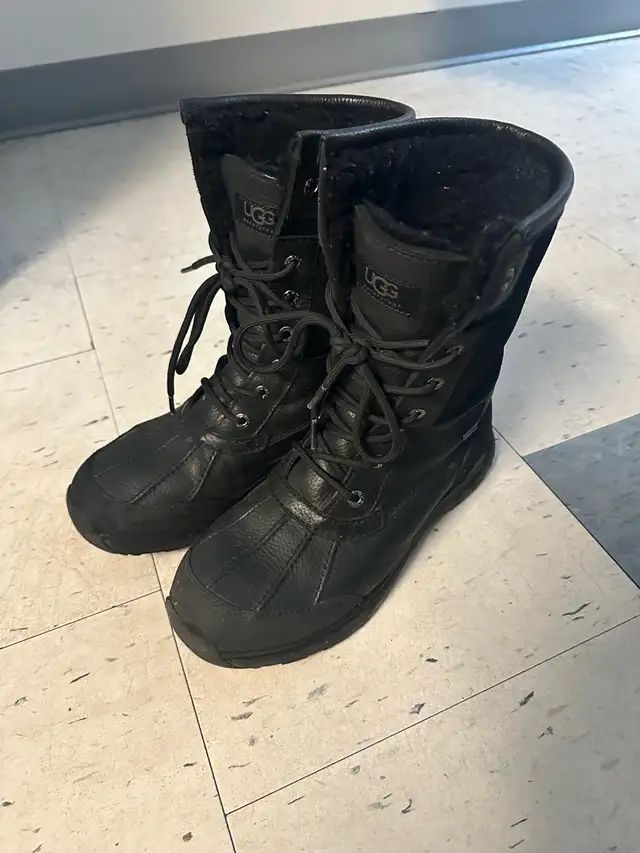 UGG Boots Women in Women's - Shoes in City of Montréal - Image 5