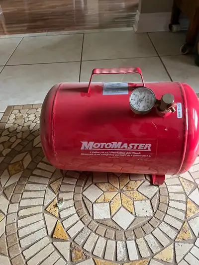 Air tank by motomaster. Fills off a standard tire inflator. Has held pressure for multiple years.