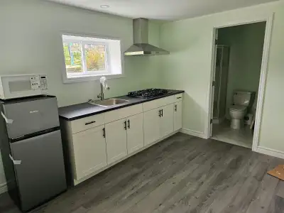 Attention medical staff for short-term stay. About 5 minutes drive to NHH in Cobourg. Self-contained...