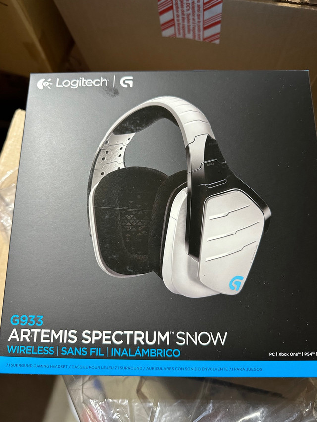 Logitech G935 Wireless Gaming Headset with Microphone - White in Speakers, Headsets & Mics in Winnipeg