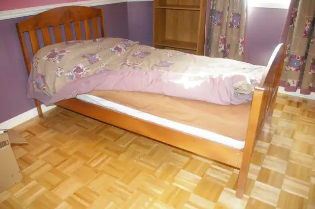 Set de chambre en bois massif, lit simple in Beds & Mattresses in Laval / North Shore - Image 3