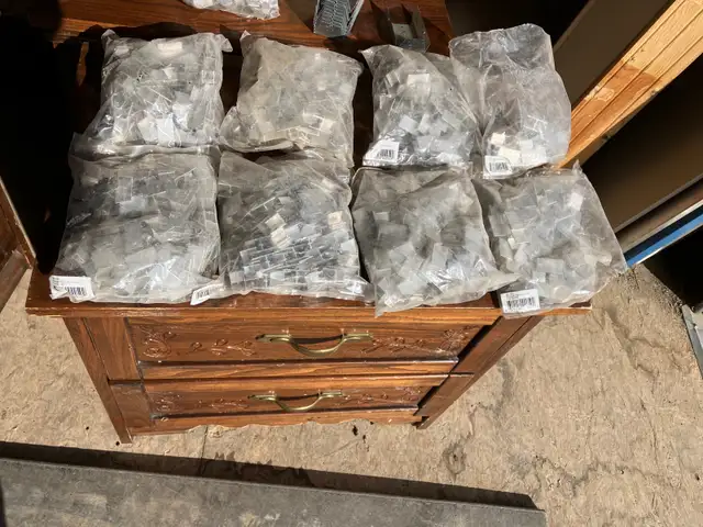 Roof sheathing H- clips  in Roofing in Medicine Hat - Image 2
