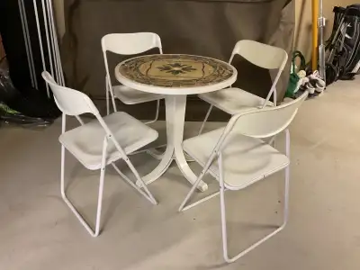 Table avec 4 chaises., View more