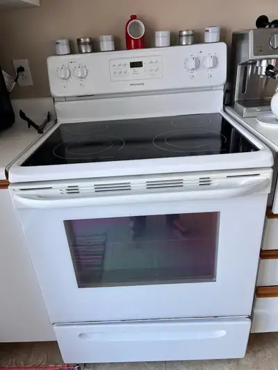 cuisinière Frigidaire en bon état fonctionne très bien , View more