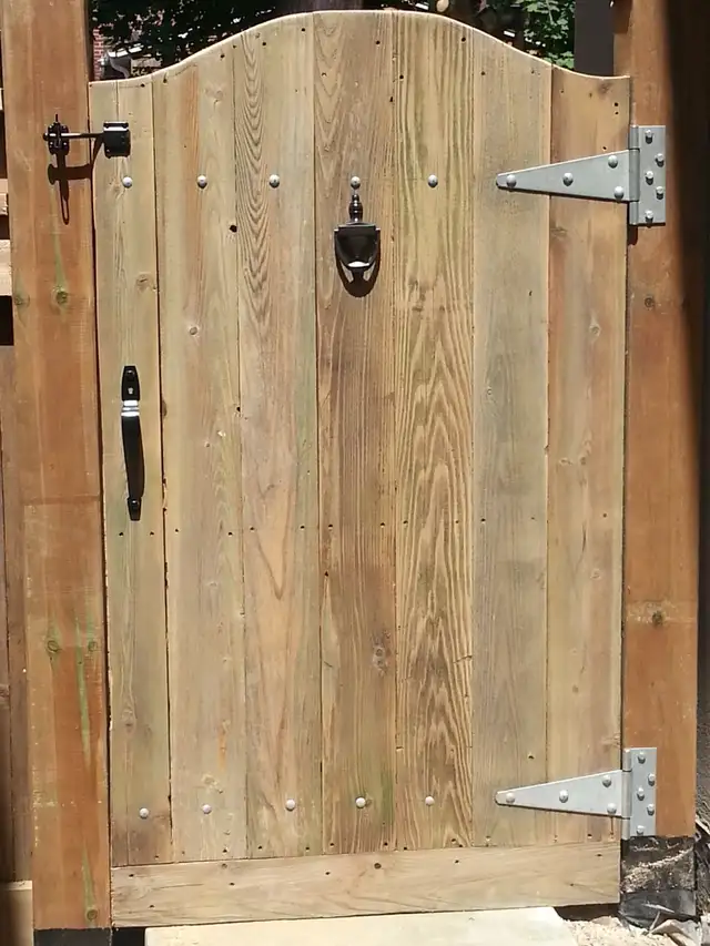 Exterior/ Interior/ Patio doors. Trims. Kitchen installation.63581882016001121