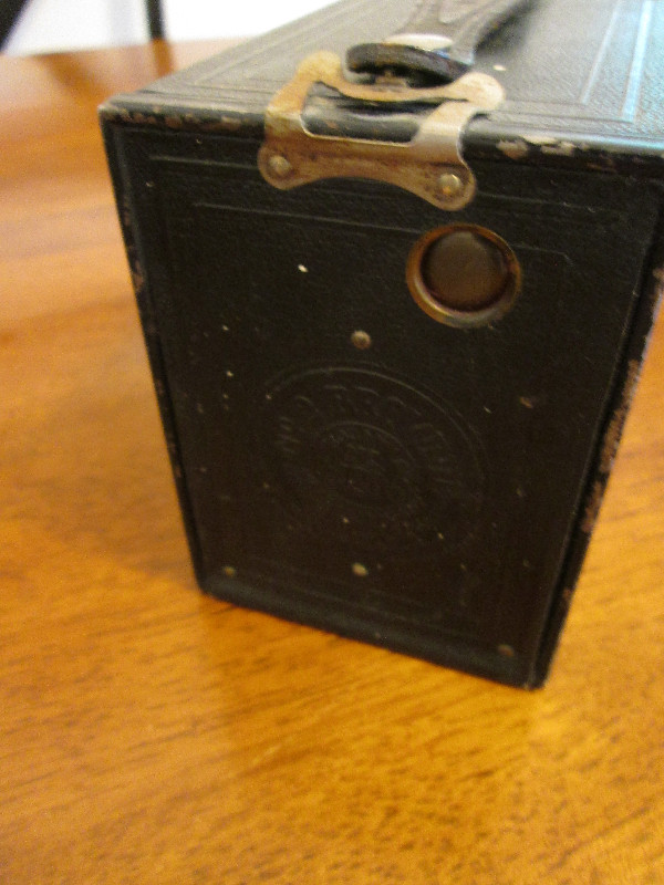 Vintage Brownie No. 2A Model C Box Camera  Kodak in Cameras & Camcorders in Kingston - Image 2