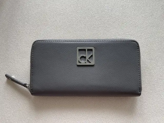 New Calvin Klein leather purse in Women's - Bags & Wallets in City of Toronto - Image 2