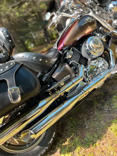 Superbe VStar 1100 tout équipé pneus arrières neufs prête pour l’été tout c’est entretien à jour Trè...