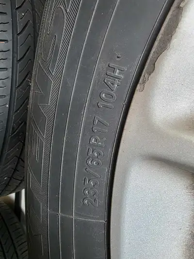 Set of 4 2013 Ford edge rims with new all season tires (only 1 season on them) and tpms, in good sha...