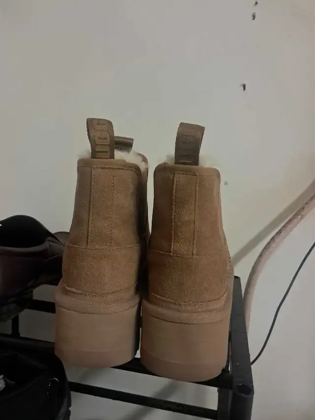 New small uggs barely worn 528038535260416001