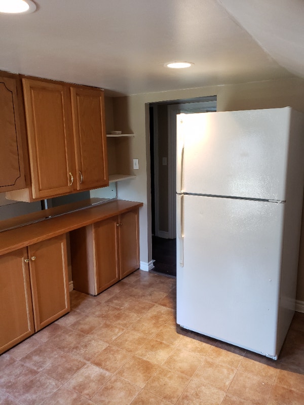 University of Windsor a Small 2 bed Apartment ideal for 2 Long Term