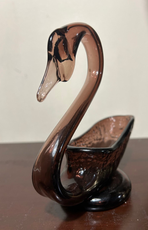 Vintage Purple Amethyst Art Glass Swan in Arts & Collectibles in Cambridge - Image 2