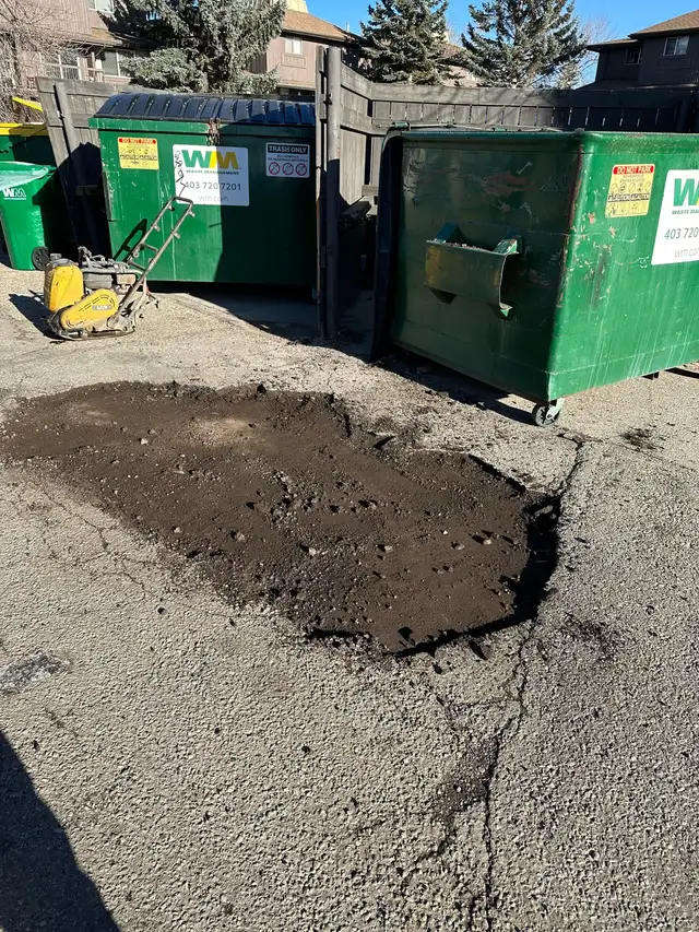  dump truck in Bobcat service 587-436-3333 63008304990211122