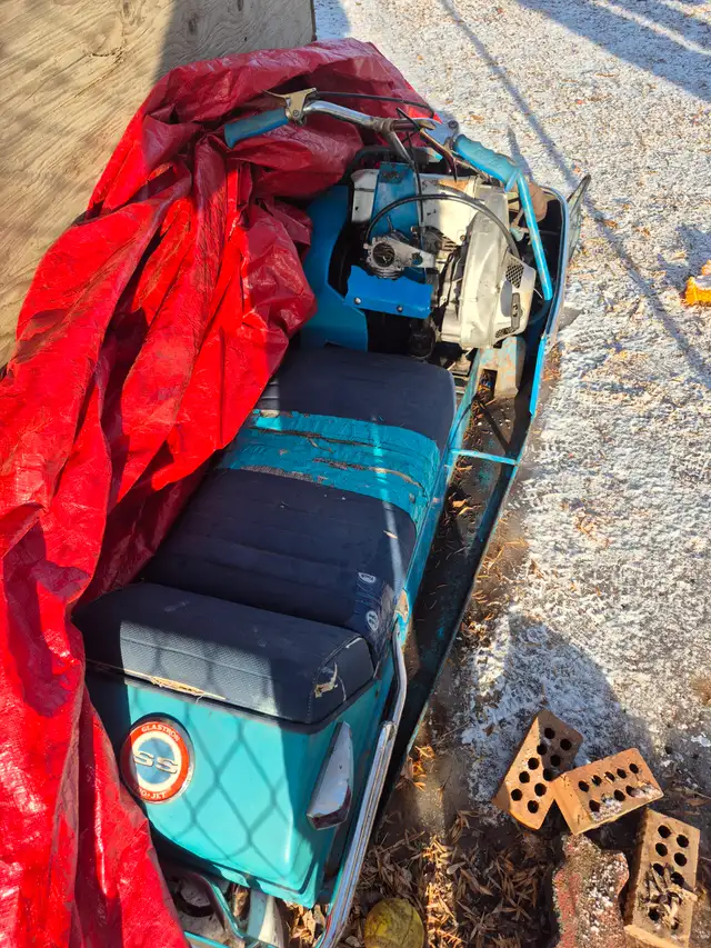 2 old snowmobiles in Snowmobiles in Saskatoon - Image 8