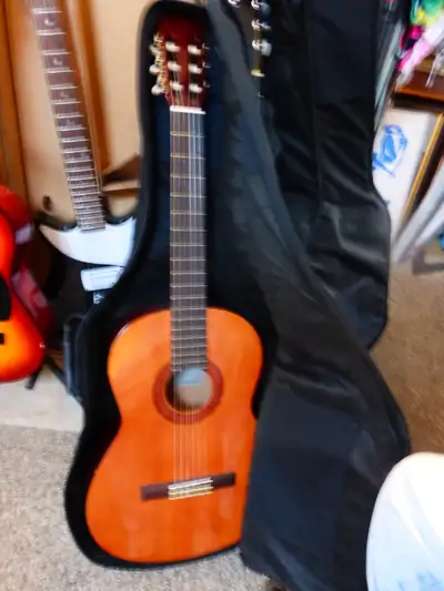 Yamaha C-40 Guitar with case. Needs new strings.