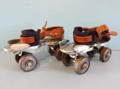 Une paire de Patins à roulette, de marque Sunshine, fabriqué au Canada.. Ils sont ajustable, propre...