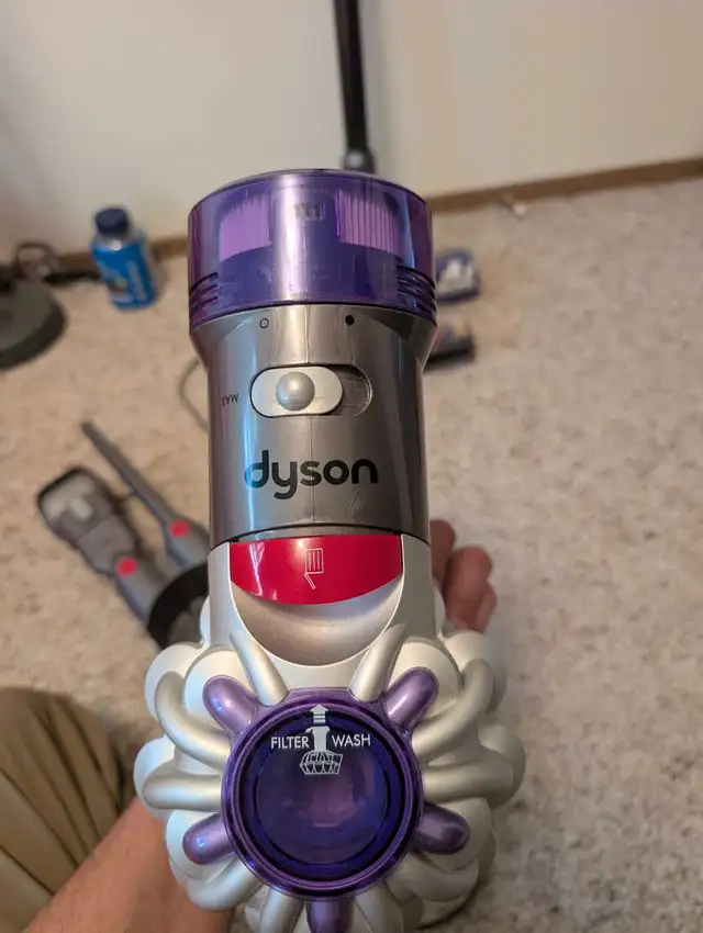 Almost new Dyson V8 Cordless Vacuum 180 obo in Other in Strathcona County - Image 2