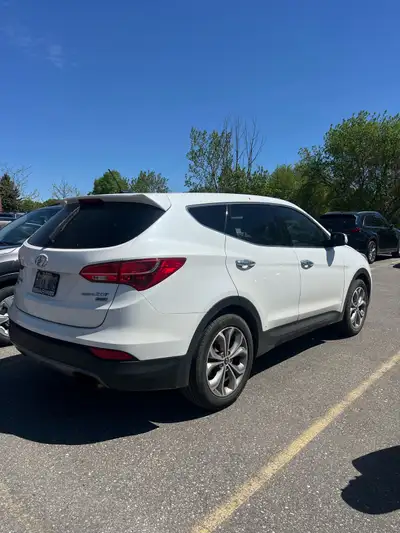 2013 Hyundai Santa Fe Limited AWD – 293,000 km Selling my 2013 Hyundai Santa Fe Limited AWD. Vehicle...