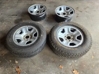 4 rims avec 2 pneus 275/65r18 pour ram 18 pouce 6 nuts, etais sur un ram 2022 mais fais pour plusieu...